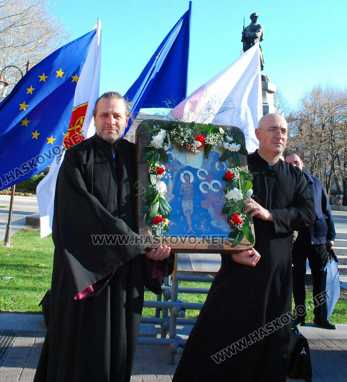  Осветиха бойните знамена, флаговете и знамената светини на Българската армия на пл.“Свобода“