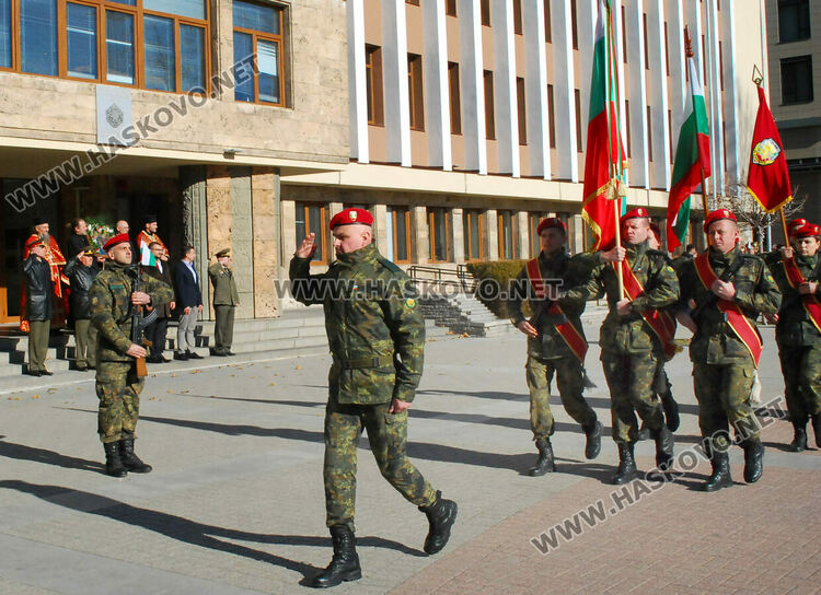  Осветиха бойните знамена, флаговете и знамената светини на Българската армия на пл.“Свобода“