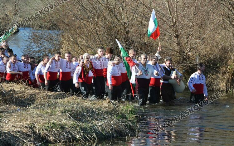 Футболистът Мариян Тонев спаси кръста на Йордановден