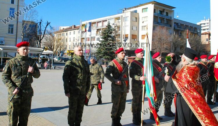  Осветиха бойните знамена, флаговете и знамената светини на Българската армия на пл.“Свобода“