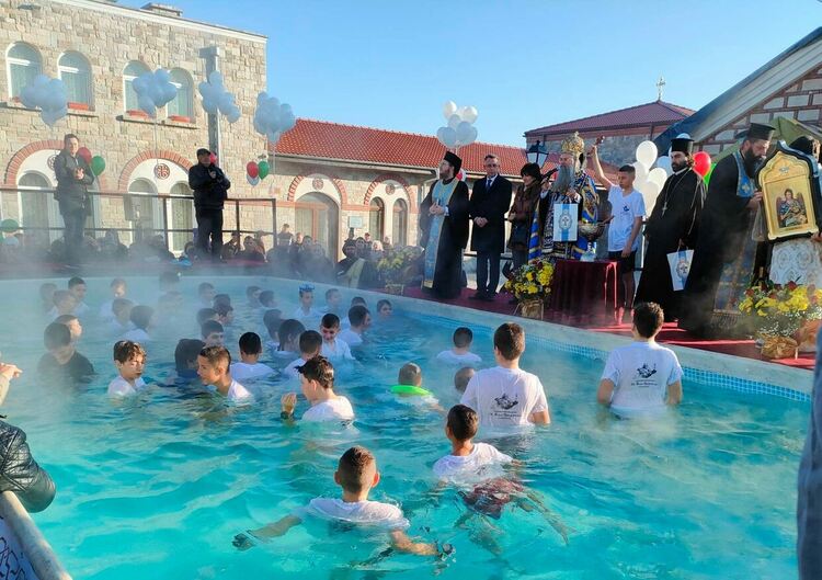 Ученици от „Йовков“ участваха в празничното богослужение за големия християнски празник Богоявление