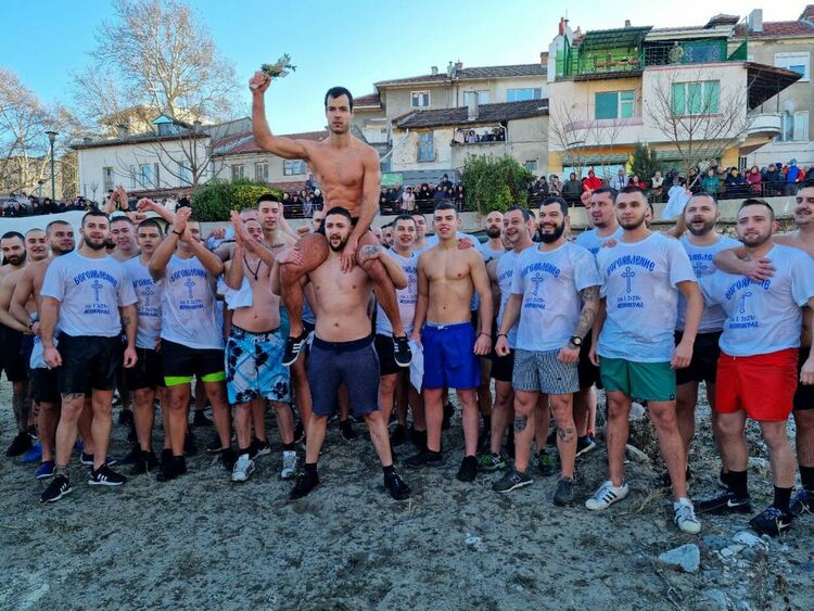 32-годишният Мартин спаси богоявленския кръст за пети път в Асеновград (снимки)