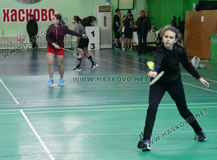 Бадминтонисти от 8 клуба се включиха в двудневен турнир в Хасково