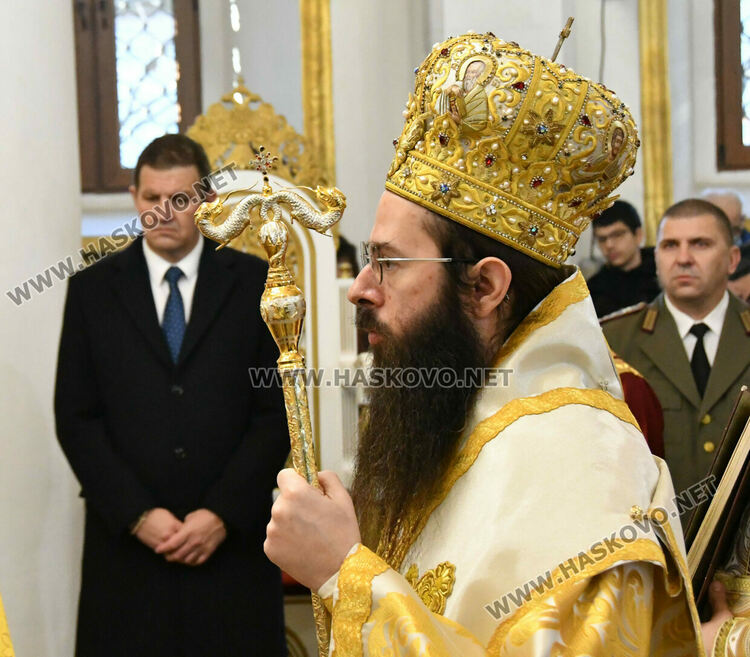 Знеполският епископ Арсений отслужи света литургия на Ивановден в Хасково