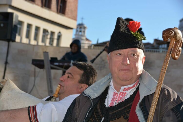 32-годишният Мартин спаси богоявленския кръст за пети път в Асеновград (снимки)