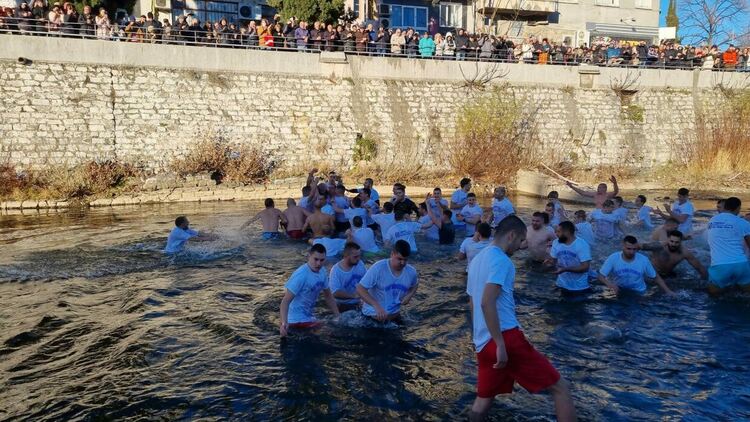 32-годишният Мартин спаси богоявленския кръст за пети път в Асеновград (снимки)