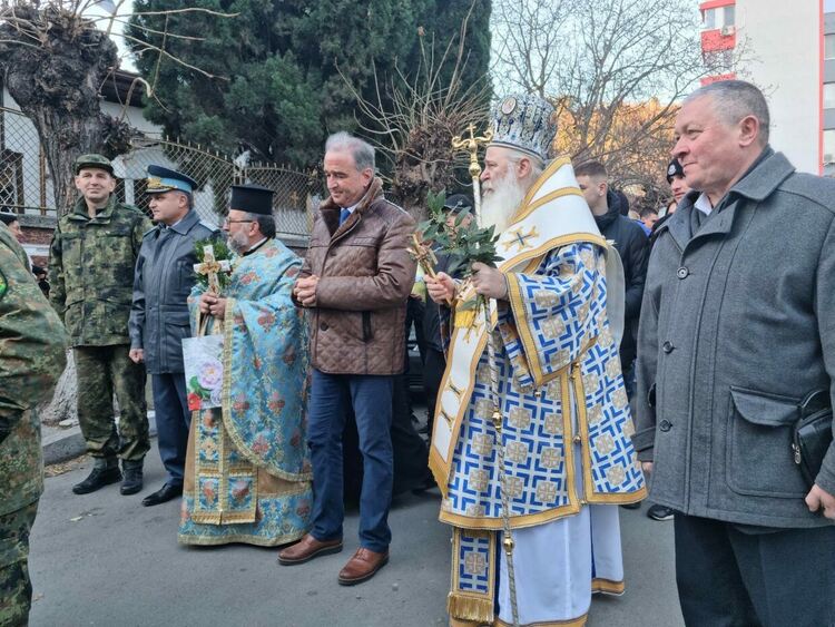 32-годишният Мартин спаси богоявленския кръст за пети път в Асеновград (снимки)