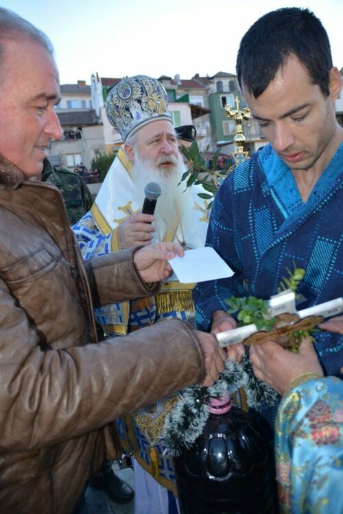32-годишният Мартин спаси богоявленския кръст за пети път в Асеновград (снимки)
