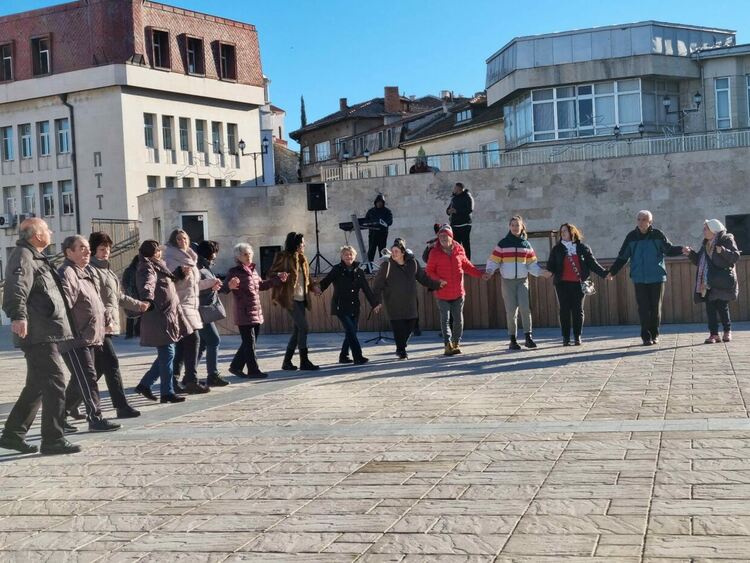 32-годишният Мартин спаси богоявленския кръст за пети път в Асеновград (снимки)