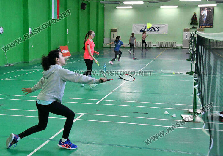 Бадминтонисти от 8 клуба се включиха в двудневен турнир в Хасково