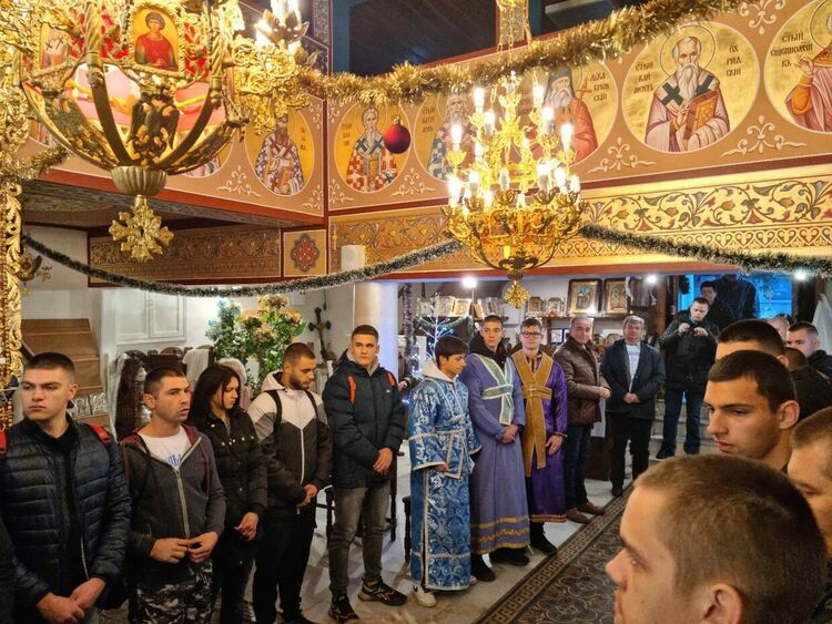 32-годишният Мартин спаси богоявленския кръст за пети път в Асеновград (снимки)