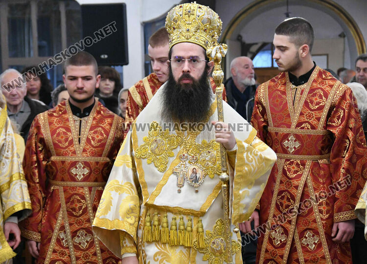 Знеполският епископ Арсений отслужи света литургия на Ивановден в Хасково