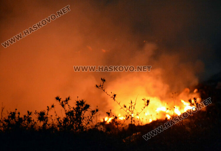 Отново пламна незаконното сметище край „Република“