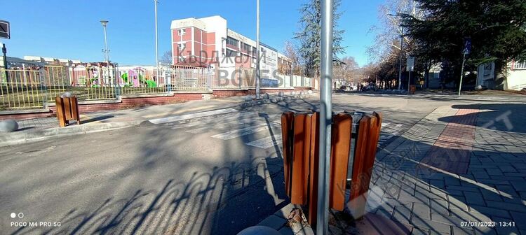 Шофьор премаза кошче за смет до Езиковата и избяга