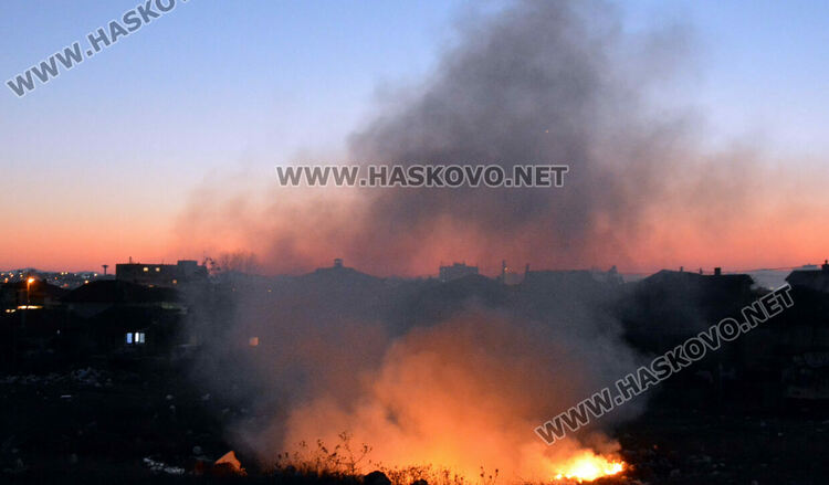 Отново пламна незаконното сметище край „Република“