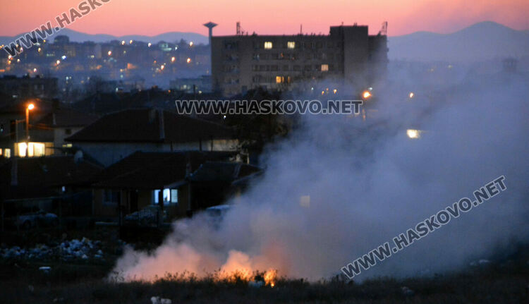 Отново пламна незаконното сметище край „Република“