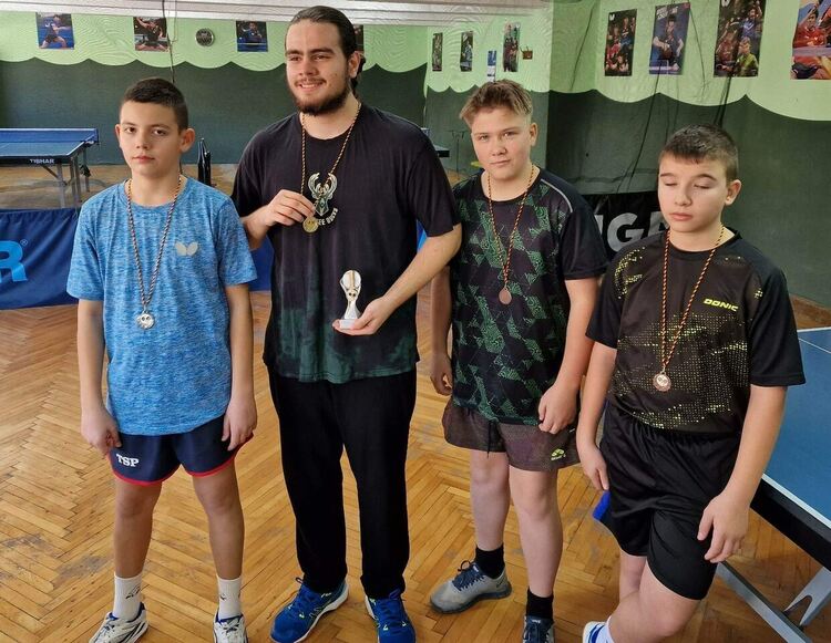 Наградиха трима шампиони във втория ден на открития турнир по тенис на маса 