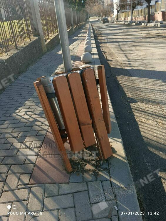 Шофьор премаза кошче за смет до Езиковата и избяга