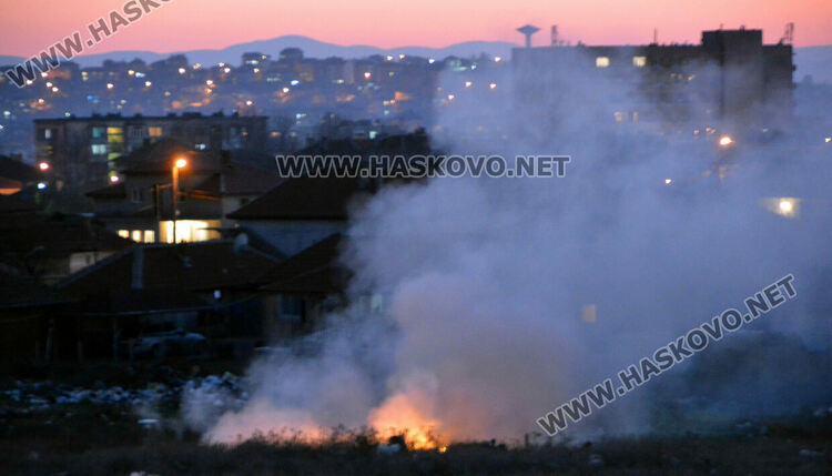 Отново пламна незаконното сметище край „Република“