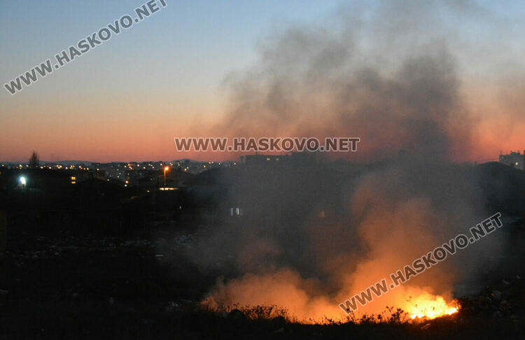 Отново пламна незаконното сметище край „Република“