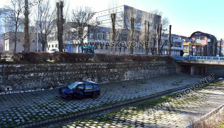 5 дни престоява падналата кола в реката, няма срок за преместване 