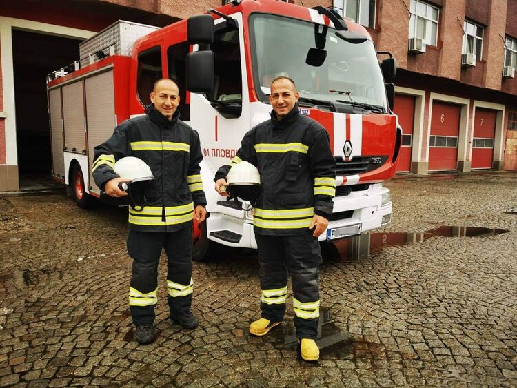 Пожарникар в Първомай и близнакът му са пример за сбъдната мечта