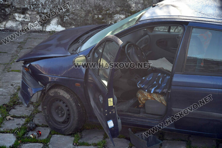 5 дни престоява падналата кола в реката, няма срок за преместване 