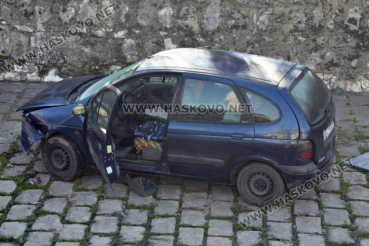 5 дни престоява падналата кола в реката, няма срок за преместване 