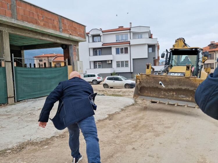 Започва изграждането на водопровод и канализация в кв. "Баделема" (снимки)