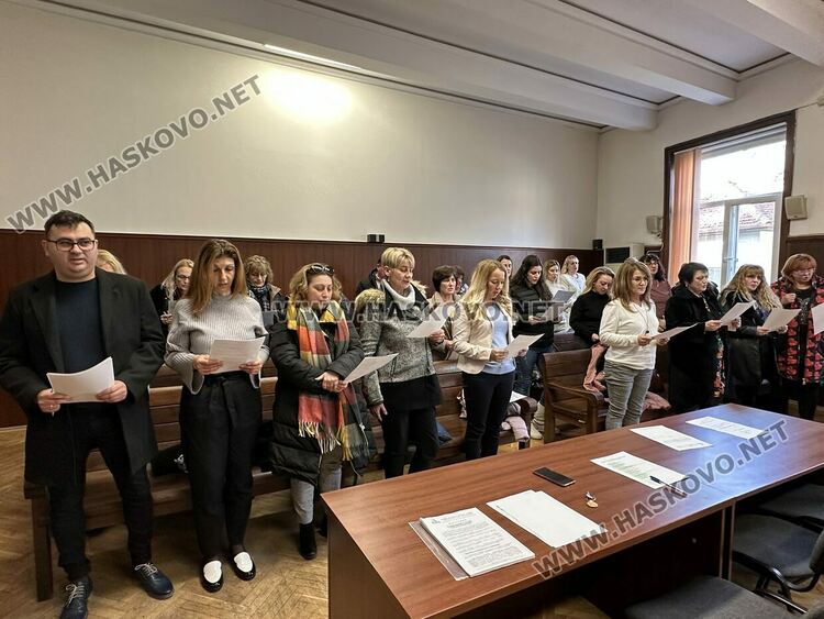 32 съдебни заседатели положиха клетва, Мина Мутафова е избрана за председател