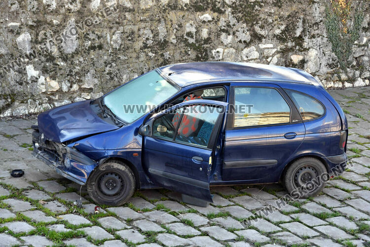 5 дни престоява падналата кола в реката, няма срок за преместване 