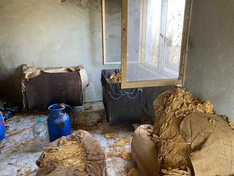 Разбиха нелегална работилница за преработка на тютюн край Пловдив