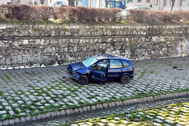 5 дни престоява падналата кола в реката, няма срок за преместване 