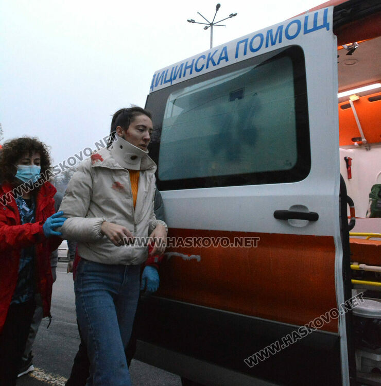 3 деца и жена са в болница след катастрофа до пазара в Хасково