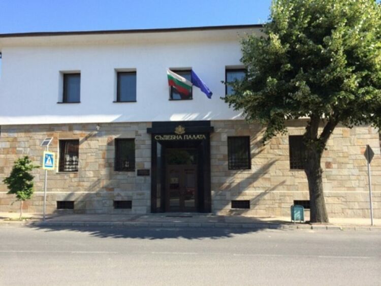 Съдят неделинец наричал семейство "алчни крадци", "вутьо" във фейсбук, използвал и цинизми