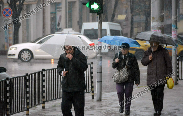 16.8 литра дъжд наводни хасковските улици