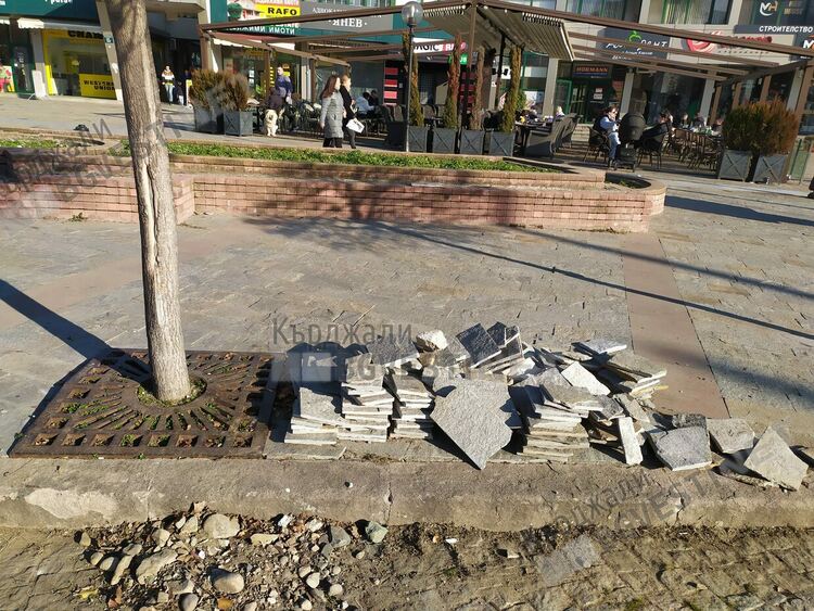 Купчина плочи спъват кърджалийци в центъра на града,стоят си неприбрани от визитата на президента Радев