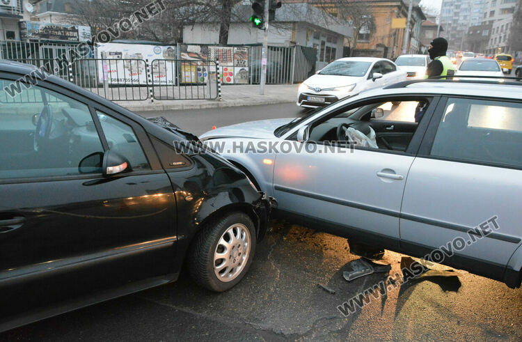 3 деца и жена са в болница след катастрофа до пазара в Хасково