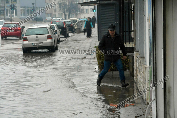 16.8 литра дъжд наводни хасковските улици