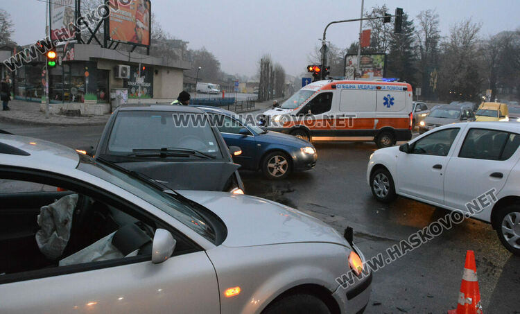 3 деца и жена са в болница след катастрофа до пазара в Хасково