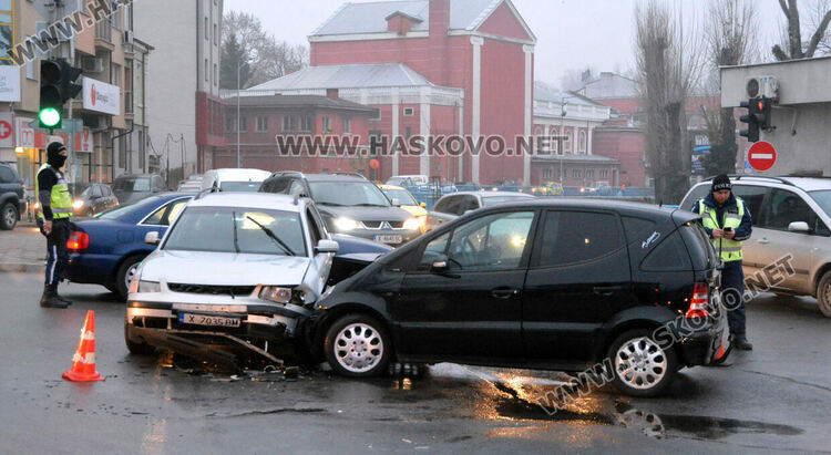 3 деца и жена са в болница след катастрофа до пазара в Хасково