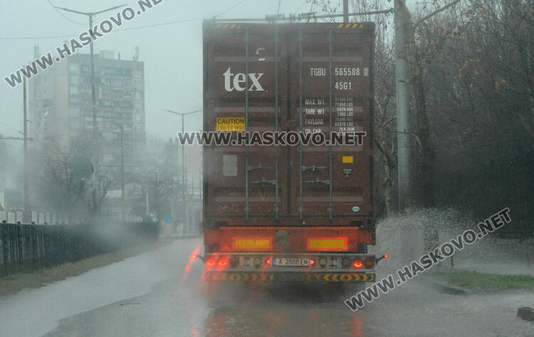 16.8 литра дъжд наводни хасковските улици