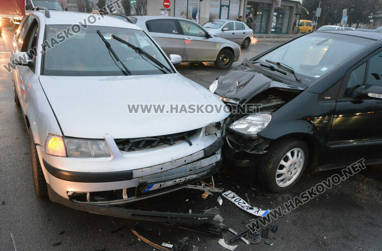3 деца и жена са в болница след катастрофа до пазара в Хасково