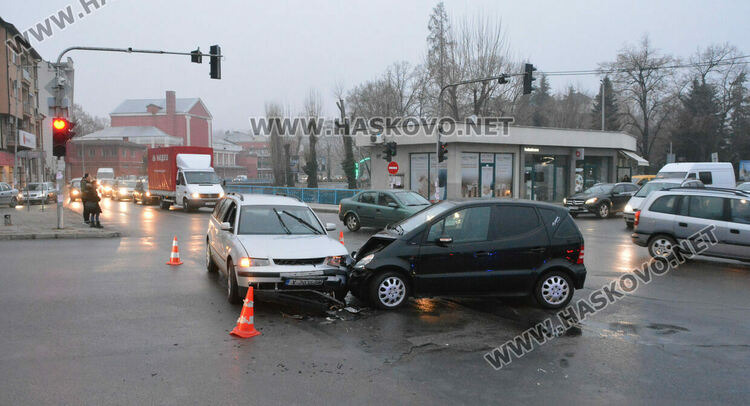 3 деца и жена са в болница след катастрофа до пазара в Хасково