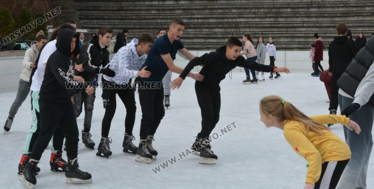 Ледената пързалка в Хасково няма да работи временно заради дъжда