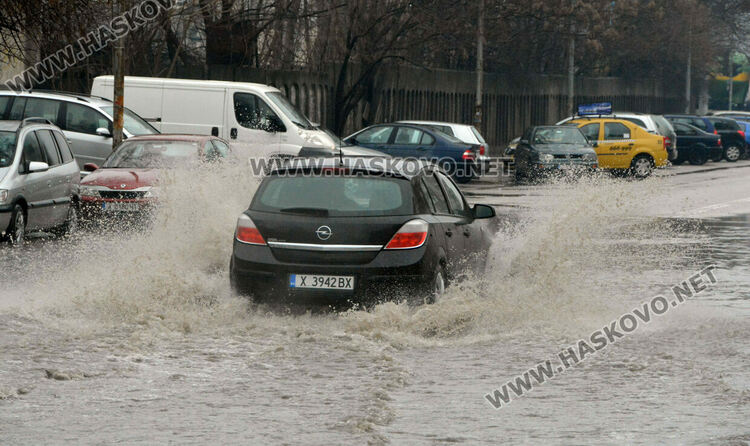 16.8 литра дъжд наводни хасковските улици
