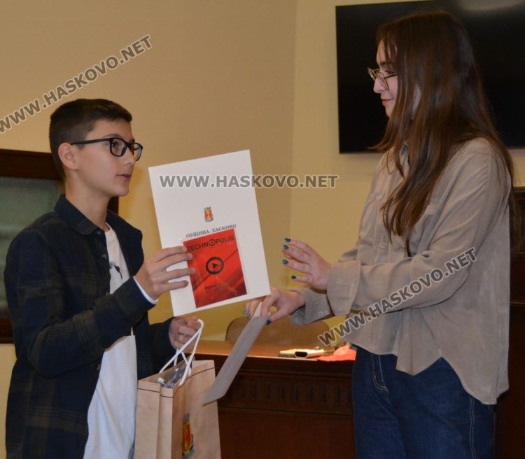 Коледните усмивки на Хасково донесоха награди на най-ентусиазираните фотографи