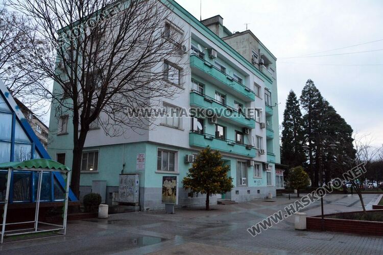 Пешеходка пострада при падане в шахта в центъра на Хасково