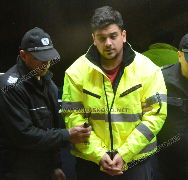 Оставиха в ареста дрогирания тираджия, задържан с кокаин и марихуана