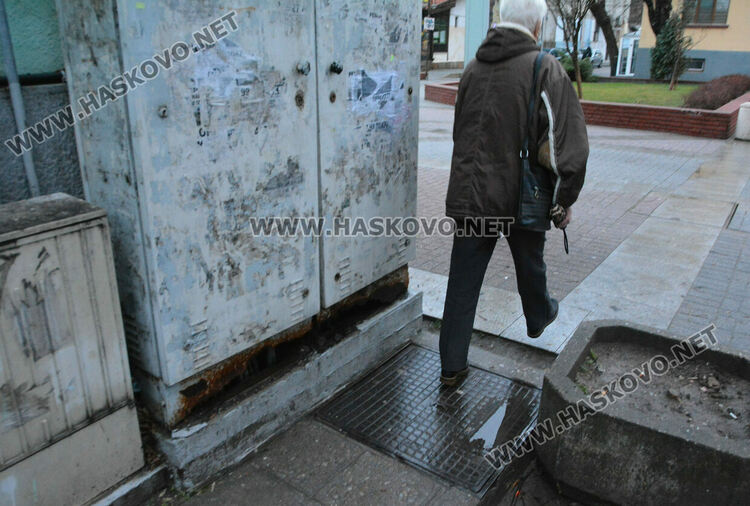 Пешеходка пострада при падане в шахта в центъра на Хасково